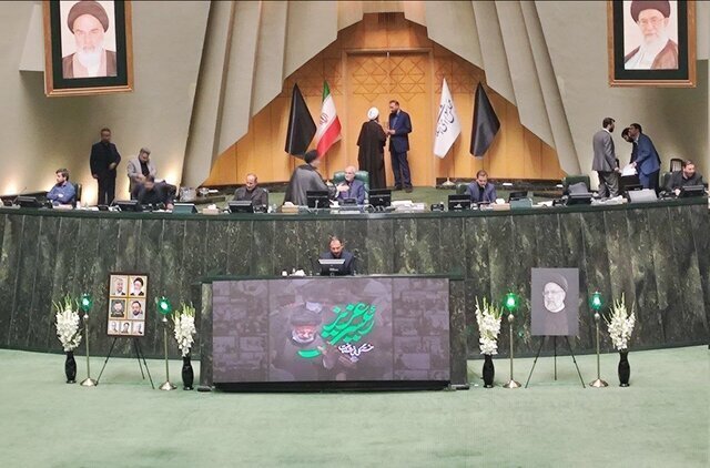 تصویر متفاوت صحن مجلس بعد از شهادت رئیسی و همراهانش | عزاداری خاص نمایندگان برگزار شد