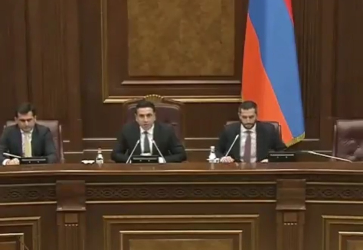 تصاویر حرکت ویژه نمایندگان پارلمان ارمنستان به دلیل سقوط مرگبار بالگرد رئیسی و همراهان + ویدئو