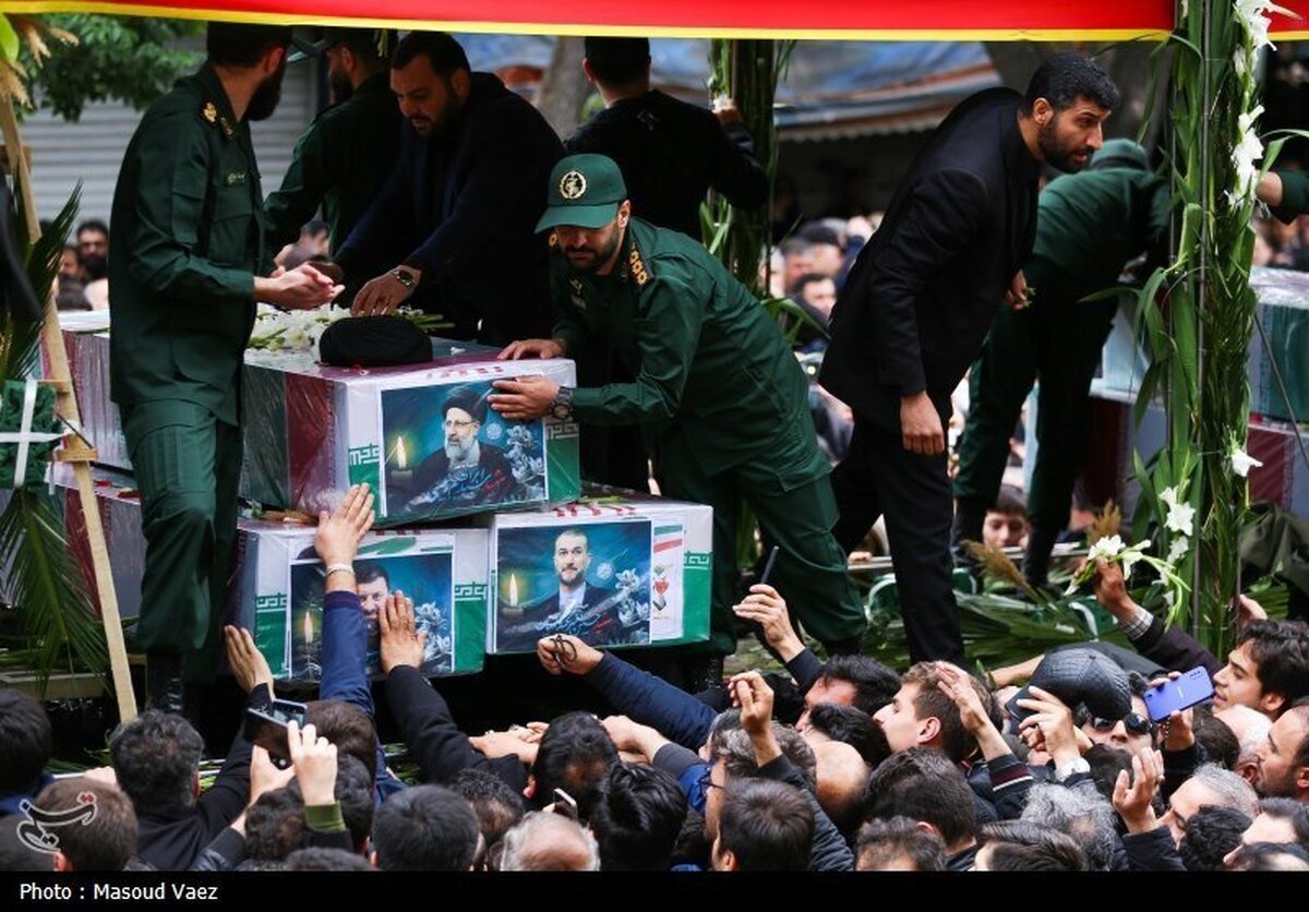 تابوت ابراهیم رئیسی و همراهانش روی دوش مردم در تبریز + تصاویر