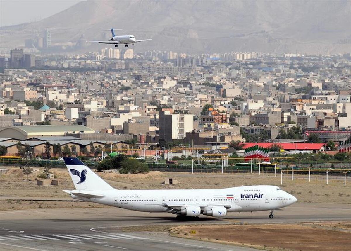 لحظه ورود هواپیمای حامل پیکر ابراهیم رئیسی به فرودگاه مهرآباد تهران + ویدئو