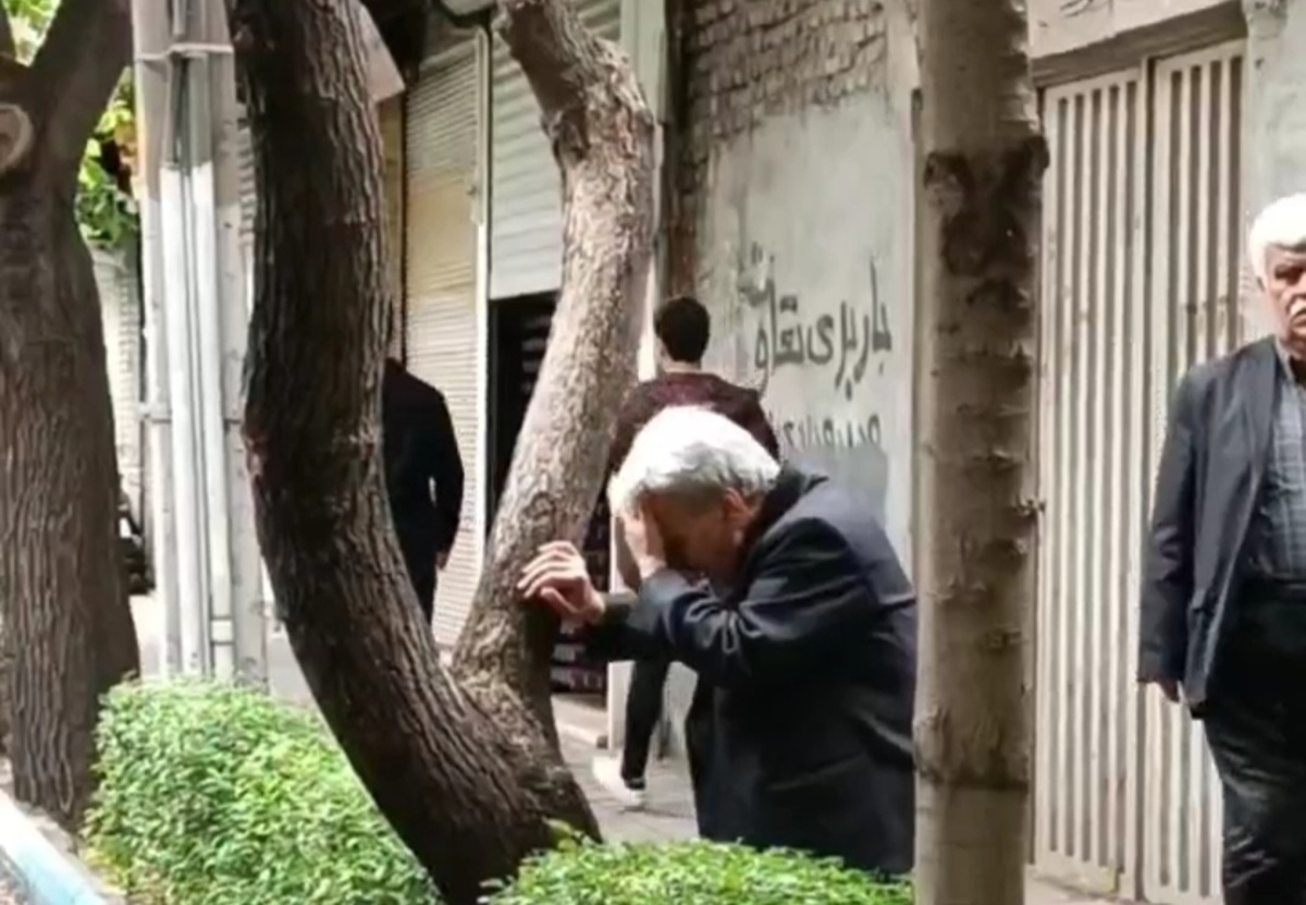 تصاویر گریه‌های ناتمام مرد تبریزی در خیابان پس از تشییع رئیسی، آل هاشم و ... + ویدئو