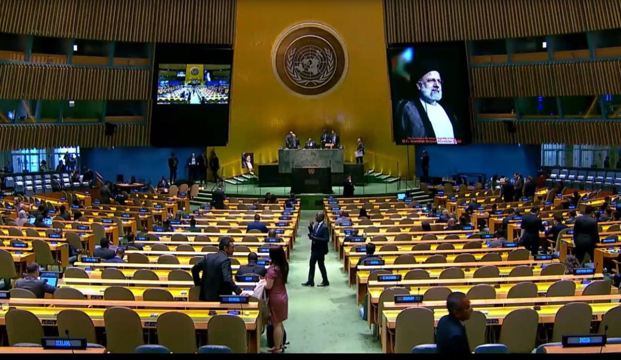 تصویر سازمان ملل هنگام برگزاری بزرگداشت رئیسی | قاب عکسی که از رئیسی نمایش دادند