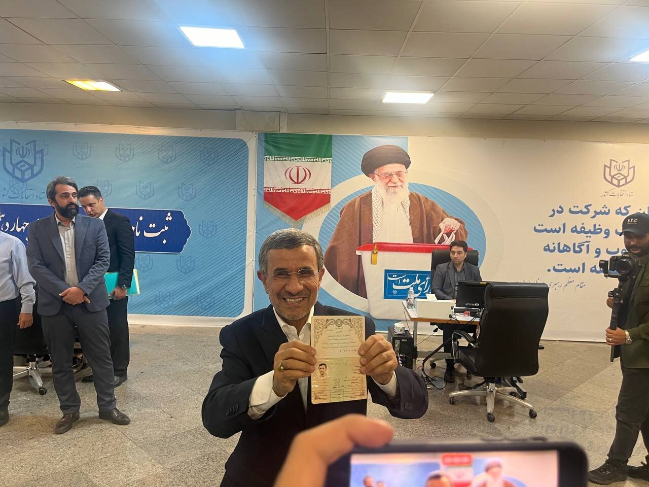 تصاویر ژست‌های عجیب و خندان محمود احمدی نژاد هنگام ثبت نام در انتخابات ریاست جمهوری