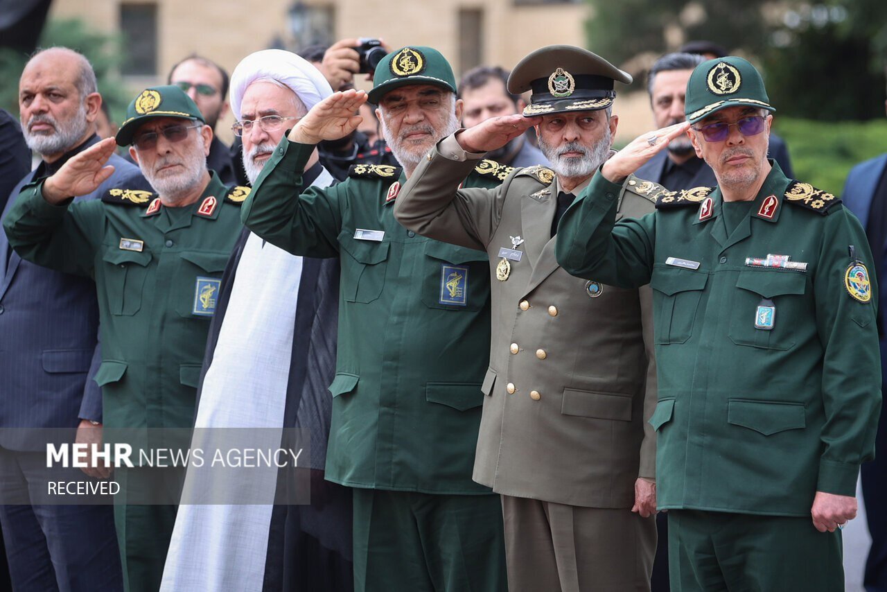 تصویر واکنش خاص فرماندهان کل سپاه و ارتش در لحظه مشاهده پیکر شهید ابراهیم رئیسی
