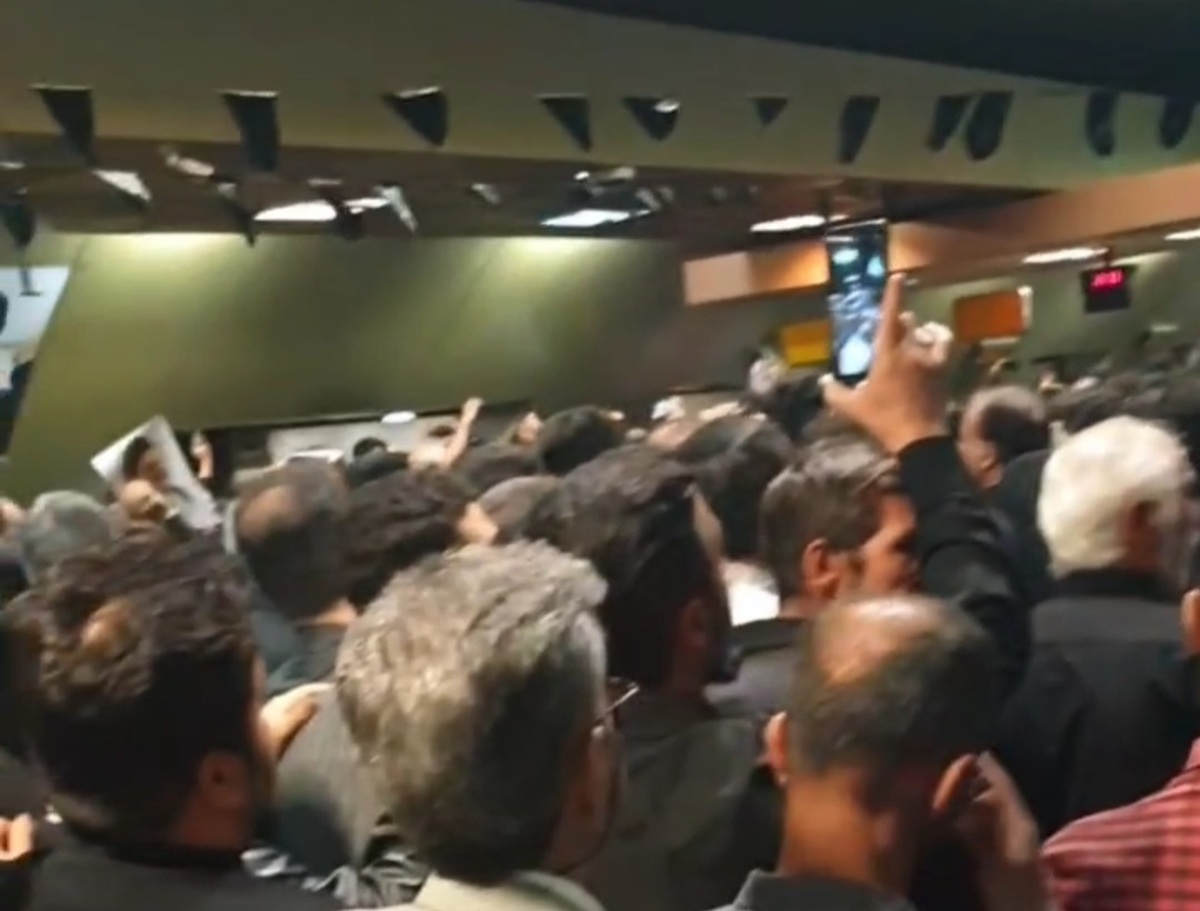 تصاویر ازدحام جمعیت در متروی تئاتر شهر برای مراسم تشییع رئیسی و شهدای خدمت + ویدئو | شعارهایی که مردم فریاد می‌زنند