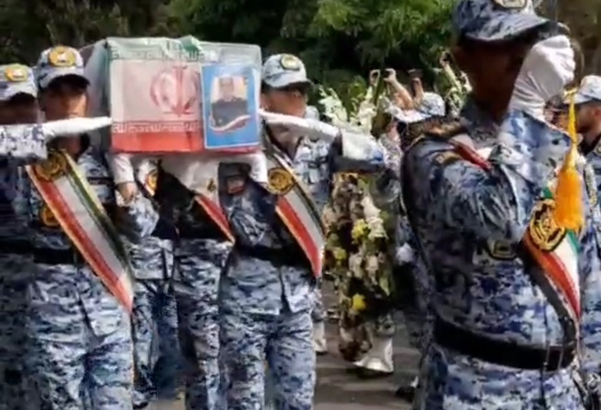ویدئوی ادای احترام نظامی دختران خلبان بالگرد رئیسی به تابوت پدرشان