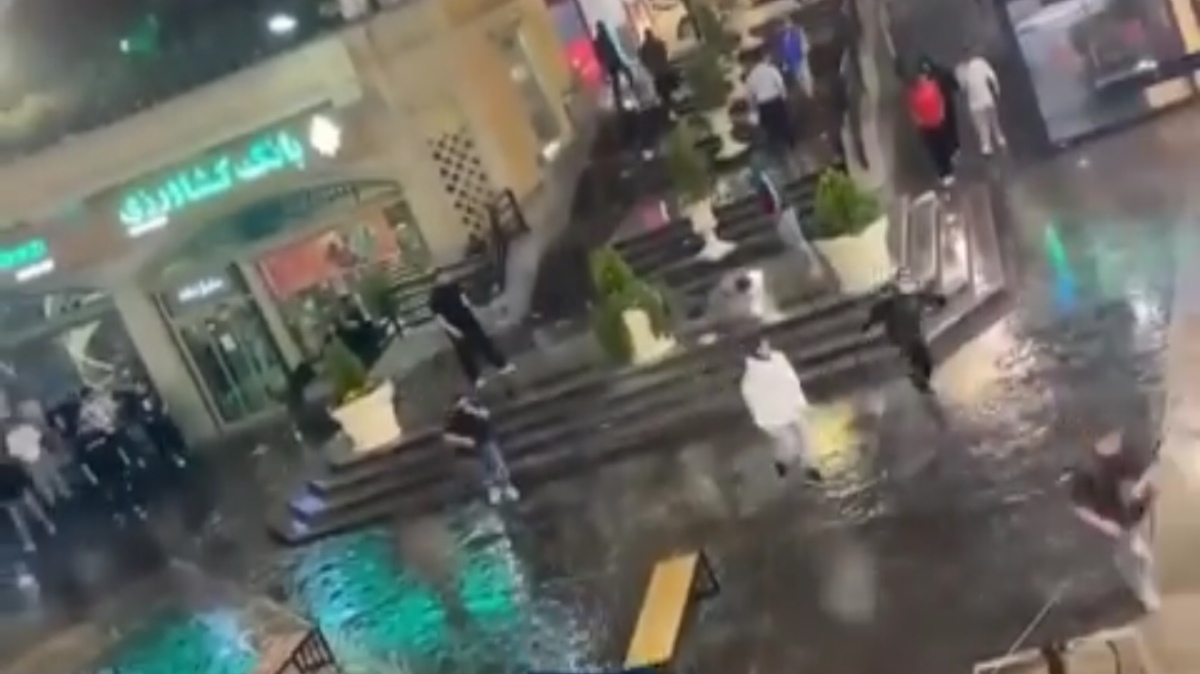 تصاویر دعوای ترسناک در شهرک غرب تهران ؛ اینجا مجتمع تجاری گلستان است + ویدئو | پلیس به دنبال اراذل و اوباش می‌دود