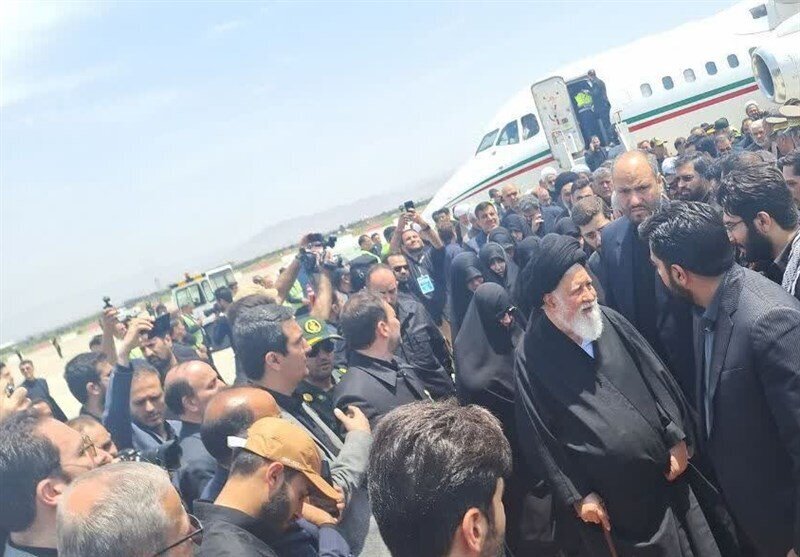 واضح‌ترین تصاویر از خانواده رئیسی در فرودگاه مشهد برای تدفین رئیس جمهور شهید