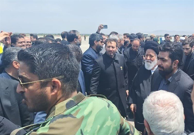 واضح‌ترین تصاویر از خانواده رئیسی در فرودگاه مشهد برای تدفین رئیس جمهور شهید