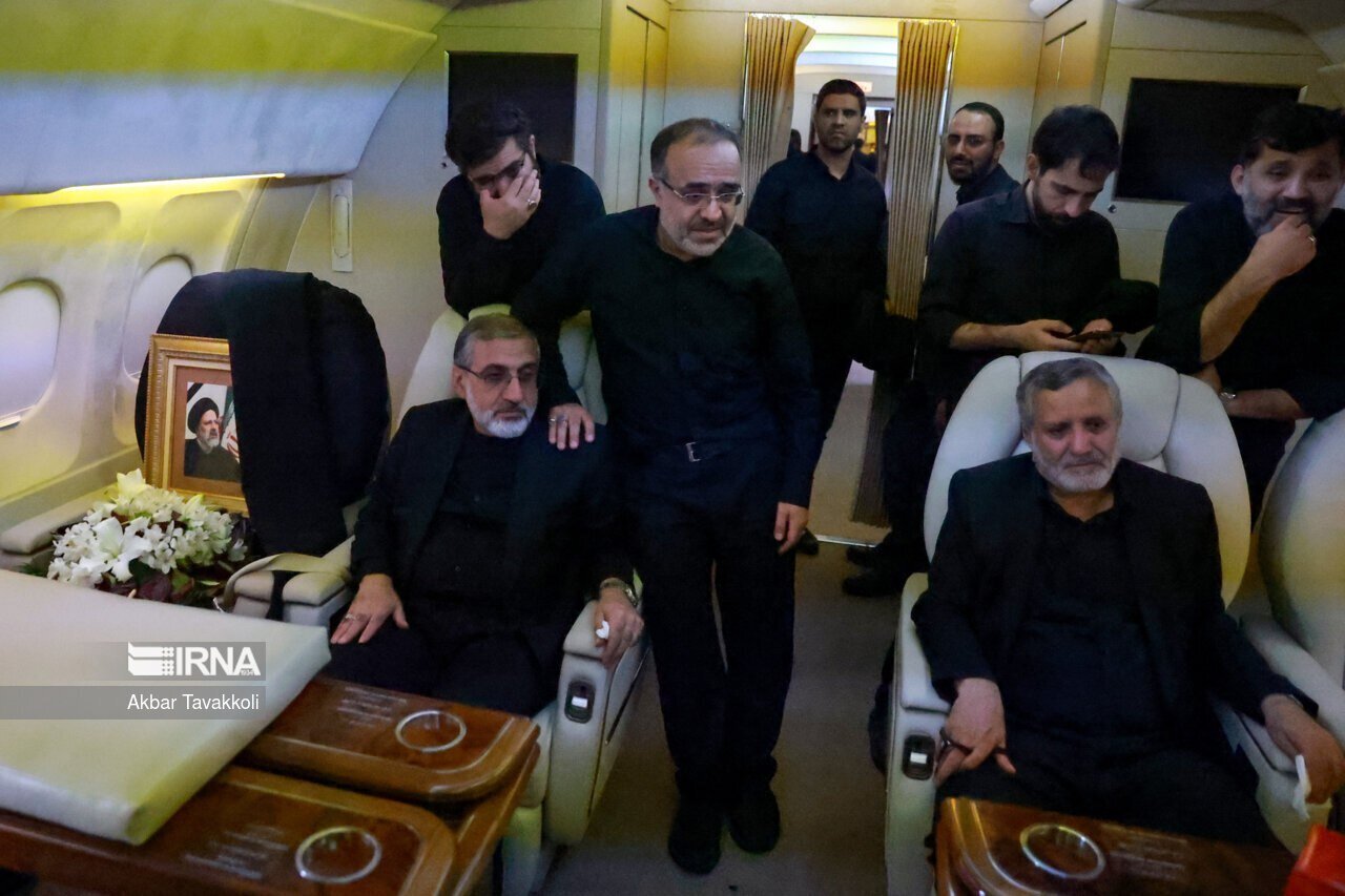 تصاویر تلخ از جای خالی رئیسی در هواپیمای دولت | وزرا و معاونان رئیسی سیاه پوش در هواپیما نشستند