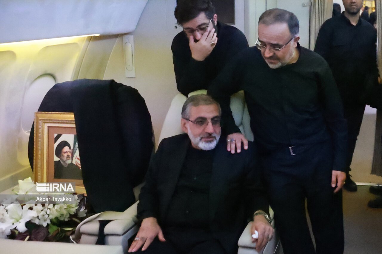 تصاویر تلخ از جای خالی رئیسی در هواپیمای دولت | وزرا و معاونان رئیسی سیاه پوش در هواپیما نشستند