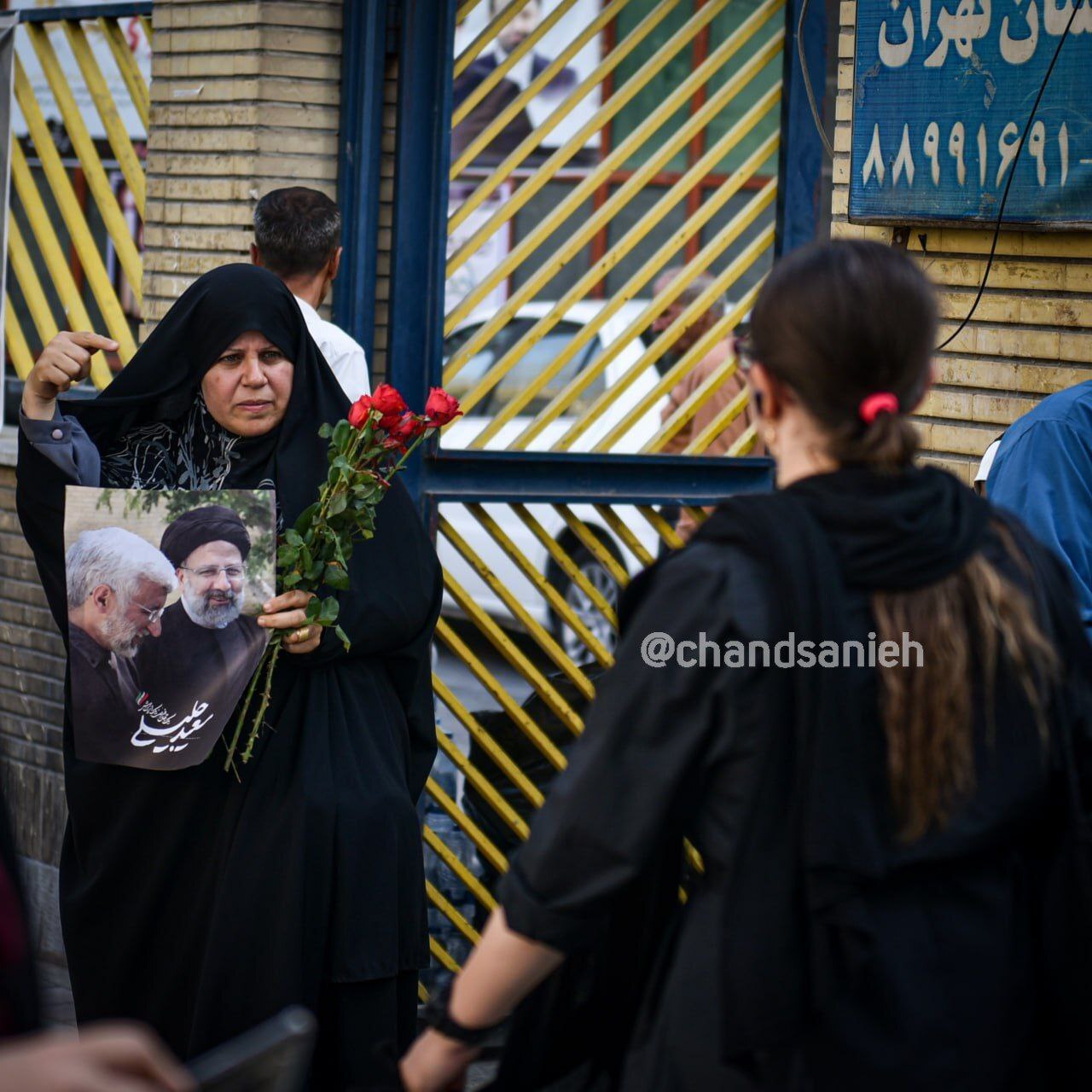 تصویر برخورد با زنان بی‌حجاب در محل حضور هواداران جلیلی ؛ اینجا ورودی سالن حجاب است