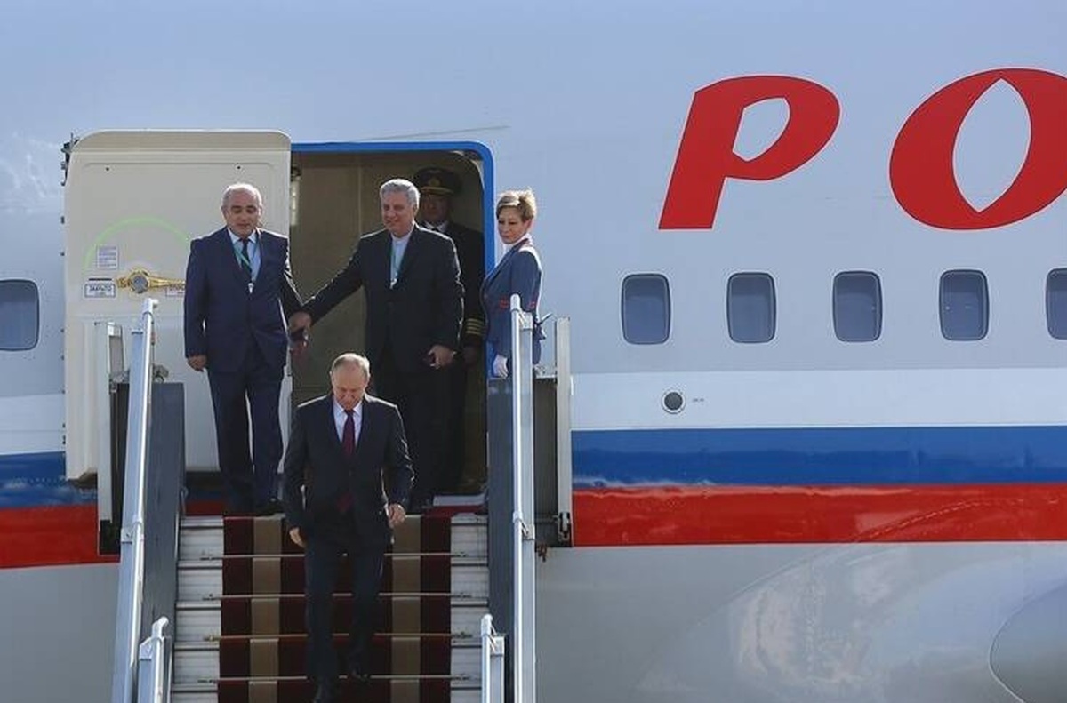 تصاویر استقبال از پوتین با نان و گل در فرودگاه | واکنش متفاوت پوتین + ویدئو