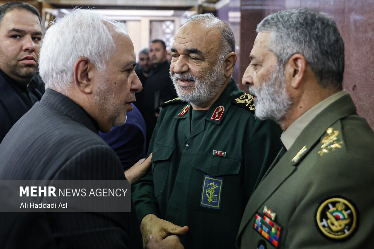 تصویر پربازدید گفتگوی ظریف با فرمانده کل سپاه و ارتش در مراسم ترحیم امیرعبداللهیان