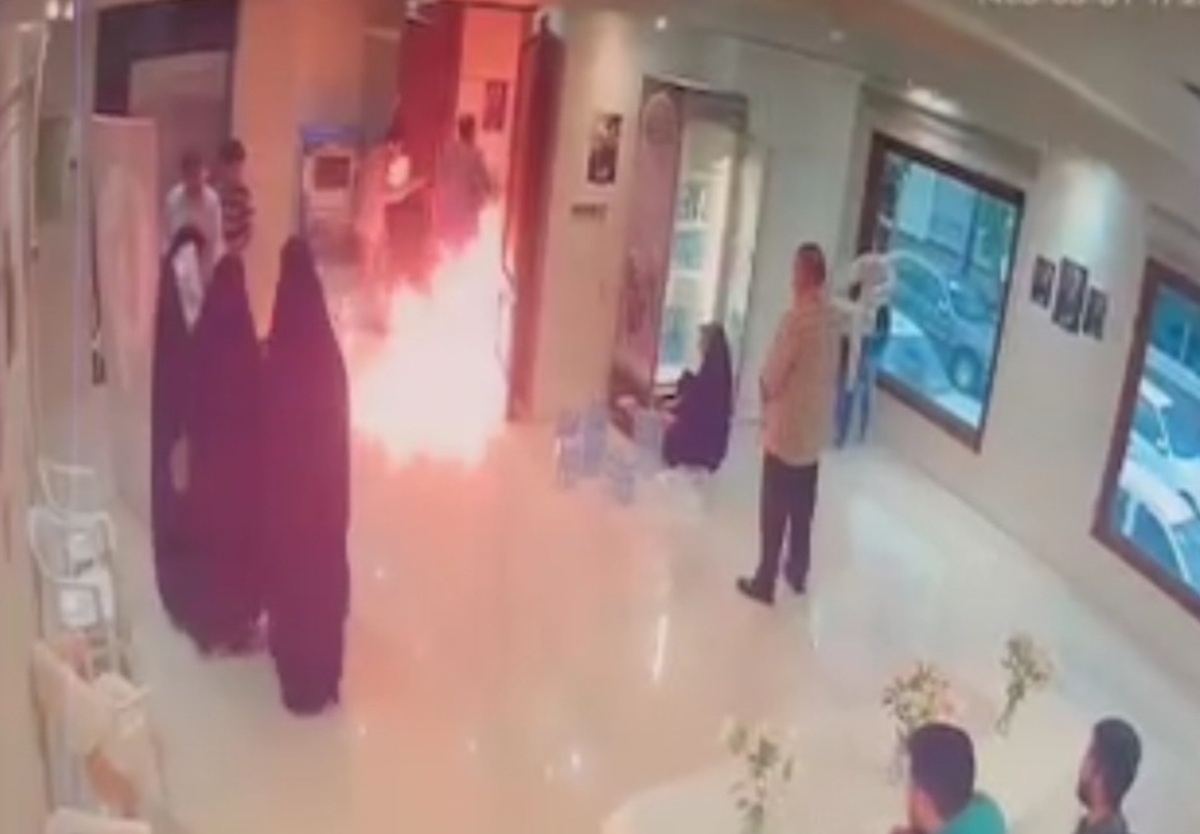 ویدئوی آتش زدن ستاد سعید جلیلی در مشهد | واکنش فعالان ستاد جلیلی پس از آتش سوزی را ببینید