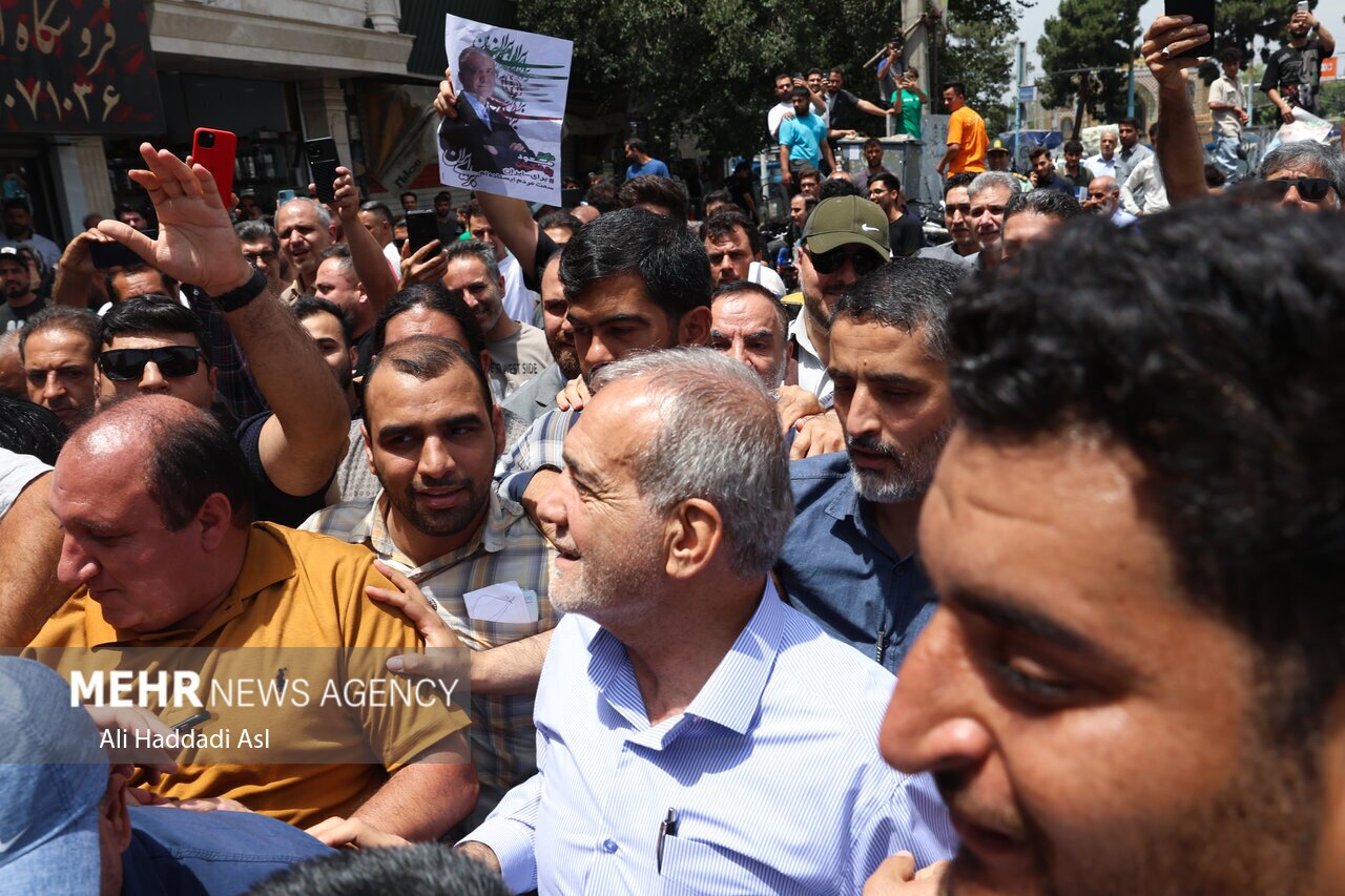 حضور مسعود پزشکیان در جمع بازاریان میدان شوش