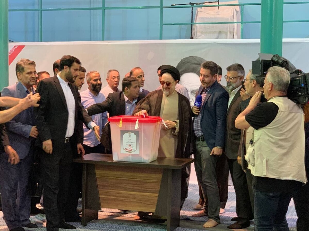 ویدئوی شعار مردم هنگام حضور خاتمی برای رای دادن در حسینیه جماران | خاتمی دوباره رأی داد