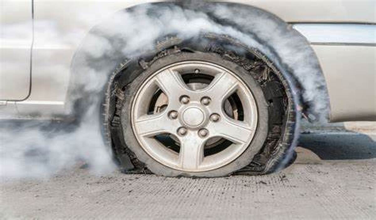 تصاویر لحظه ترکیدن لاستیک یک خودرو بر اثر گرمای هوا در امارات + ویدئو