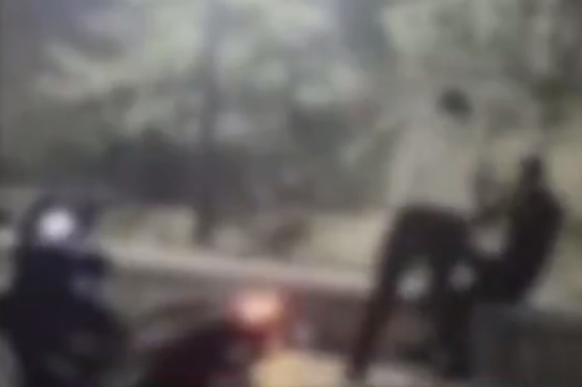 ویدئوی ضرب و شتم مأمور انتظامات در بوستان خورشید مشهد | لحظه عجیب حمله به مامور را ببینید