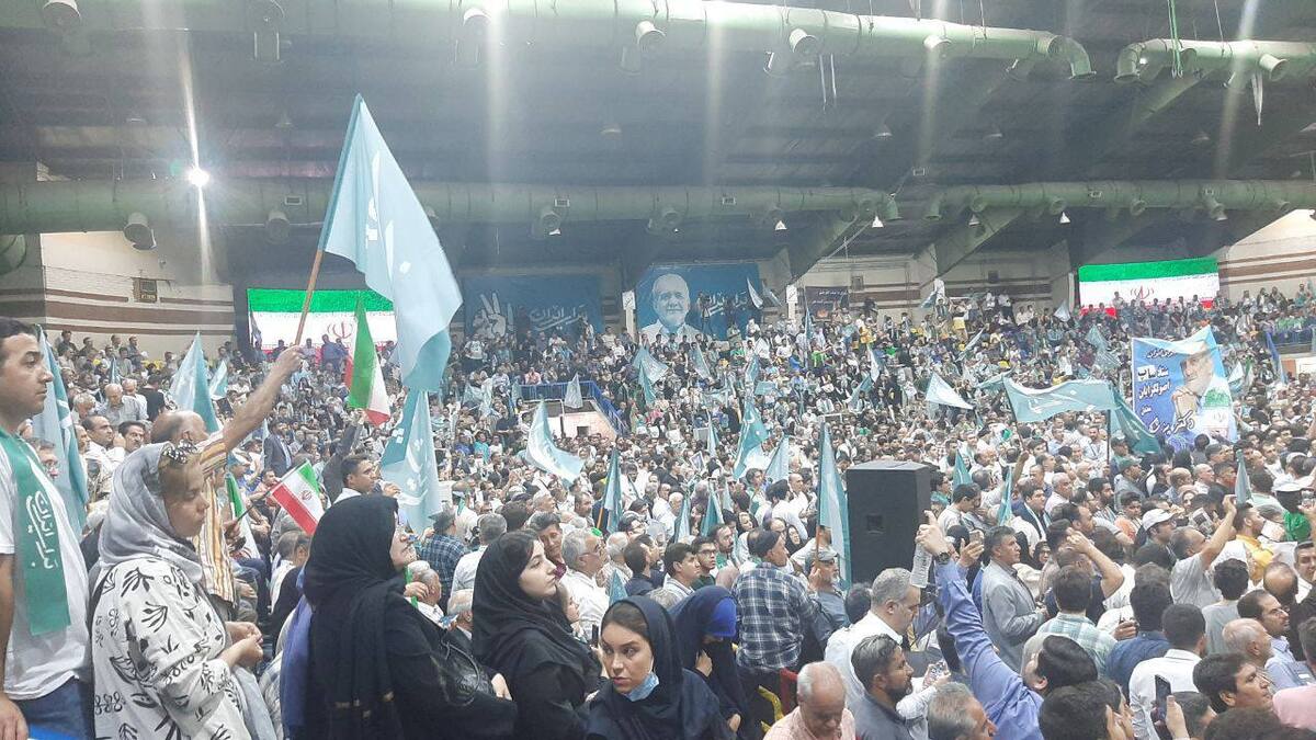 تصاویری از حضور گسترده مردم تهران در حمایت از پزشکیان + ویدئو | جمعیت حاضر در ورزشگاه شیرودی تهران را ببینید