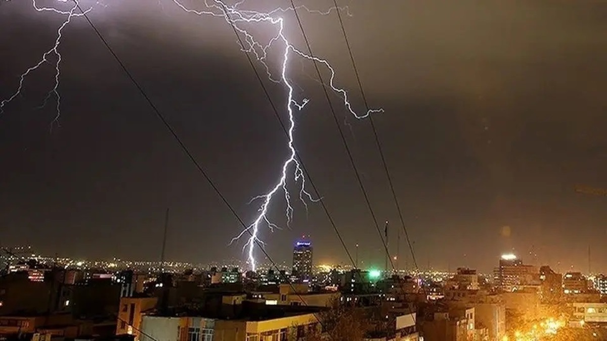 ثبت لحظه جذاب رعد و برق در آسمان تهران + ویدئو | شدت بارش باران را در تهران ببینید