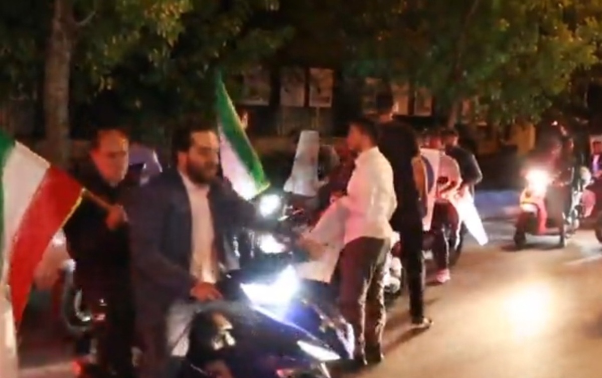 تصاویر تنش بین هواداران جلیلی و قالیباف برای ایستادن مقابل سر در دانشگاه تهران + ویدئو | جلسه اضطراری بی‌نتیجه به پایان رسید ؛ کسی کنار نرفت!