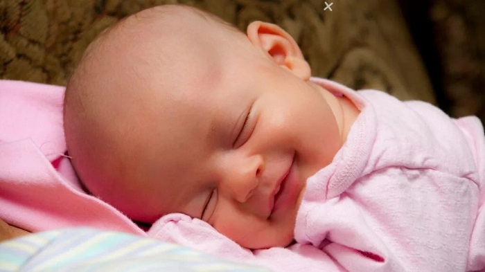 علت خنده کودک در خواب ؛ چرا نوزادان در خواب لبخند می‌زنند؟