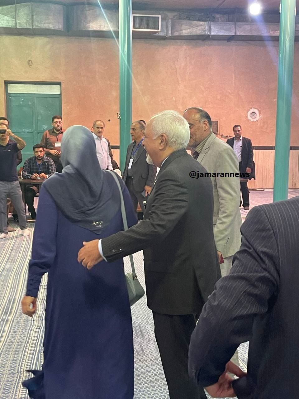 تصویر تیپ و پوشش همسر ظریف در هنگام شرکت در انتخابات ریاست جمهوری | دست ظرف در پشت همسرش!