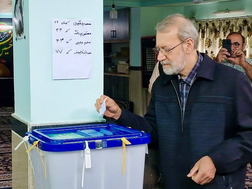 تصویر علی لاریجانی هنگام انداختن رای به صندوق | انتخاب علی لاریجانی پس از رد صلاحیتش کد ۲۲ است؟