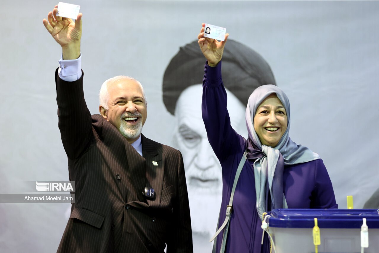 تصویر حرکت ویژه ظریف و همسرش هنگام رای دادن