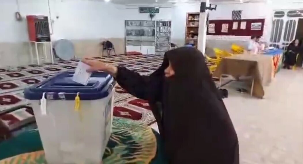 تصویر رأی دادن مادر آذری جهرمی به پزشکیان | جهرمی: ساعت ۵ عصر در مسجد جامع نارمک رأی خواهم داد