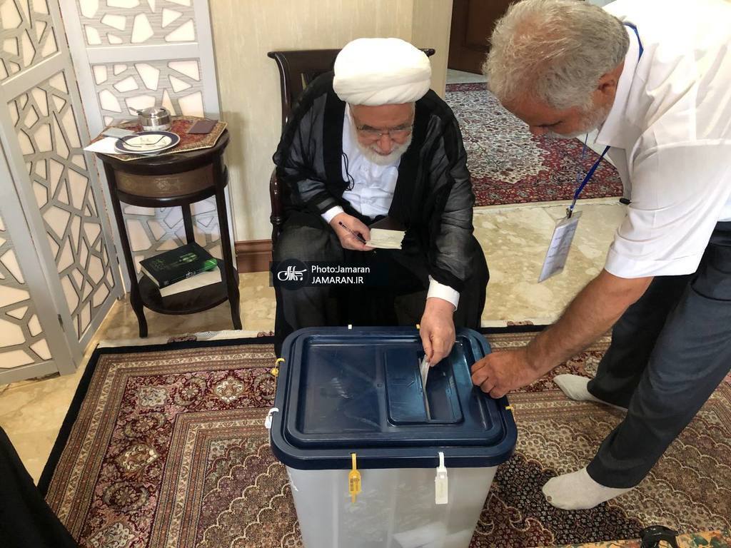 تصویر لحظه رای دادن مهدی کروبی در حصر | کروبی به پزشکیان رأی داد