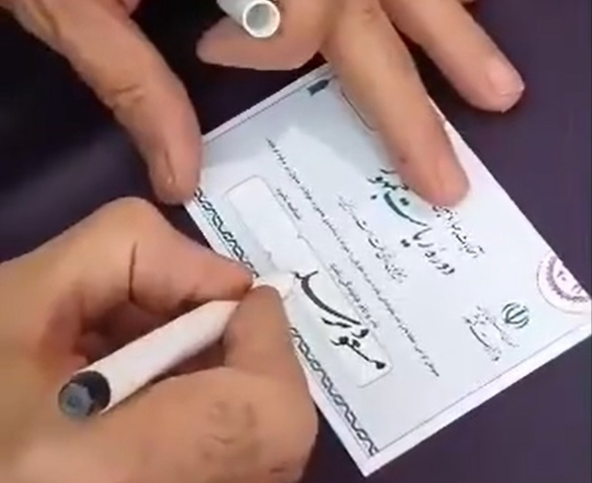 خوشنویسی برای مسعود پزشکیان روی تعرفه رای‌گیری + ویدئو | خط زیبای هوادار پزشکیان را ببینید