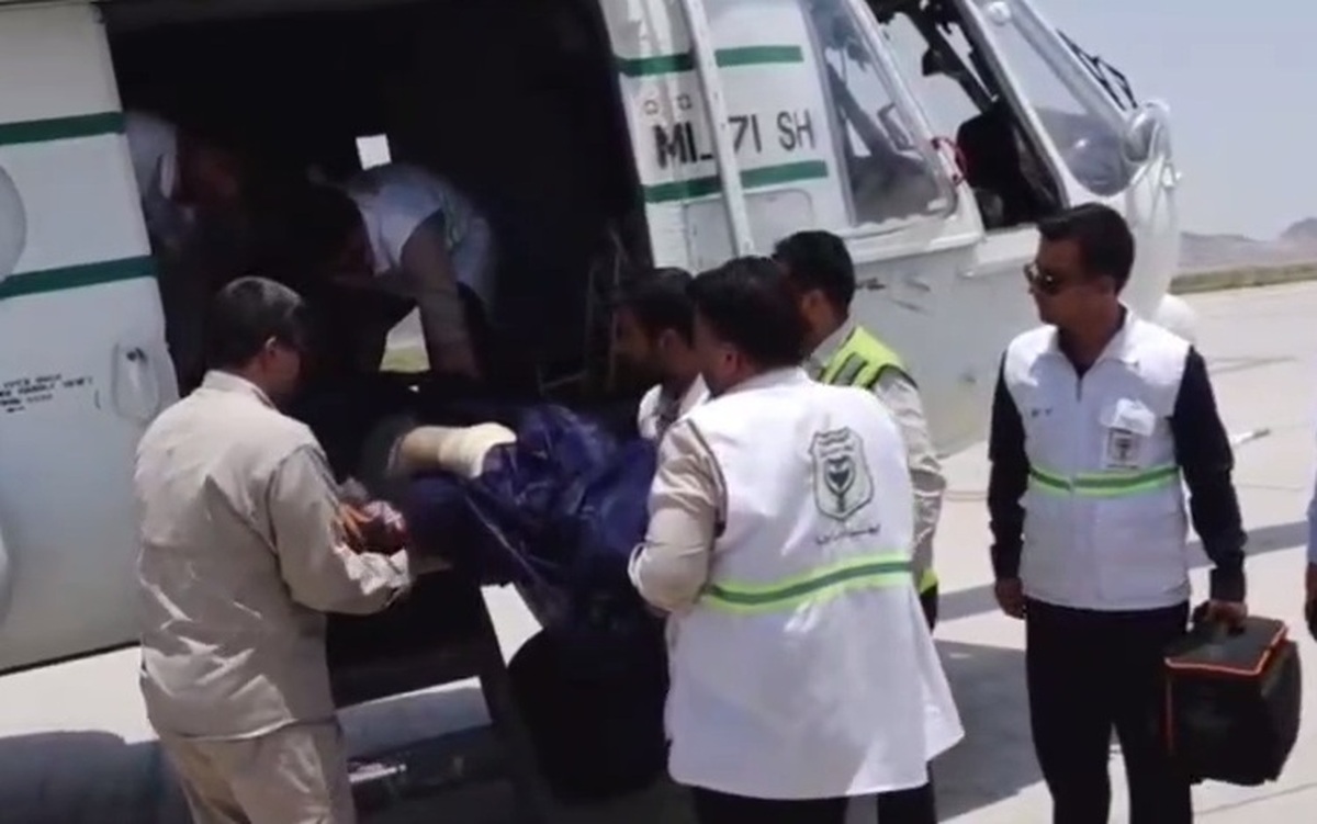 ویدئوی انتقال مجروحان حمله به خودروی حمل صندوی آرا در سیستان و بلوچستان | اینگونه تیر خوردند تا از آرا محافظت کنند